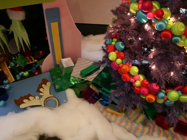 Quickly Craft a Winter Felt Ball Decoration Garland in a Flash!