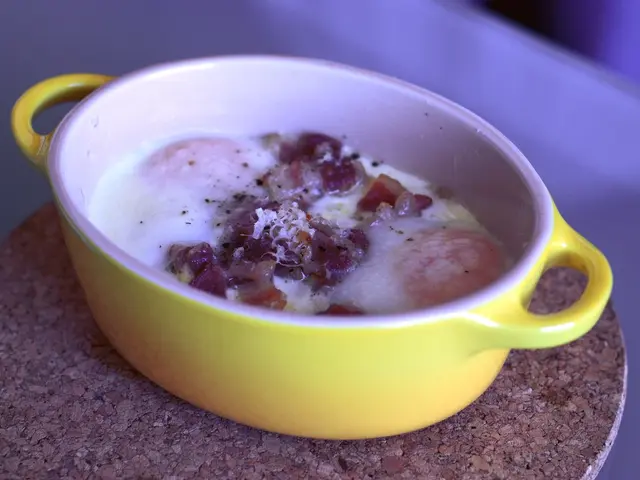 Cleaning your silverware with ease: Achieve a dazzling shine using 3 teaspoons, half a cup, and 4...