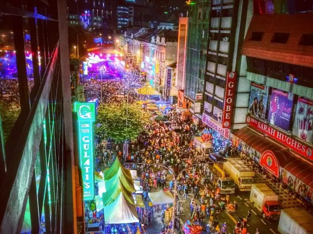 Gathering calls for the timeless "Altweiber-Dürpel" event, taking place along Düsseldorf road.