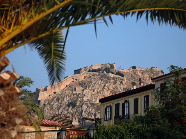 Enjoy the sun in a contemporary house nestled in the Palm Springs Desert