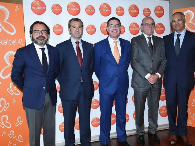 Federal Chancellor Olaf Scholz and Alexander von zur Mühlen celebrate the triumphant participants...