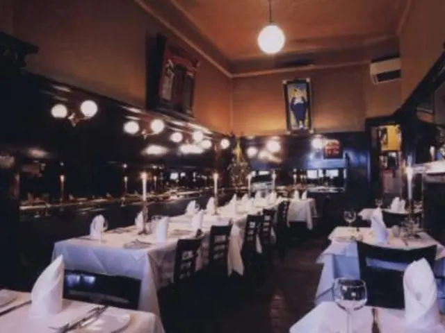 Jane Fonda resurrects a vibrant 1970s color scheme in her cheerful living room, and it's causing a...