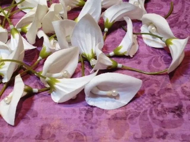 Decorative Beads Made from Water-Encapsulated Microspheres