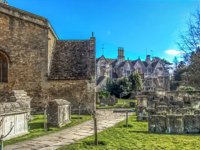 A bungalow in Norfolk has undergone an artistic restructuring through skilled sculptural...