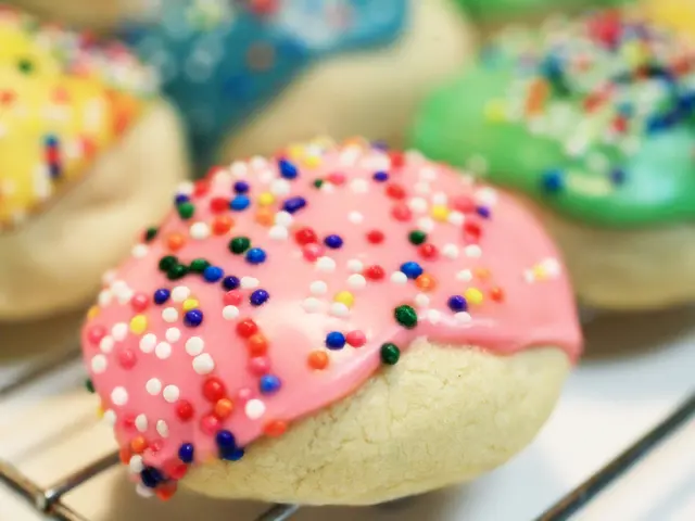 Six advanced autumn table decor ideas from hosting experts that will evoke a warm, inviting...